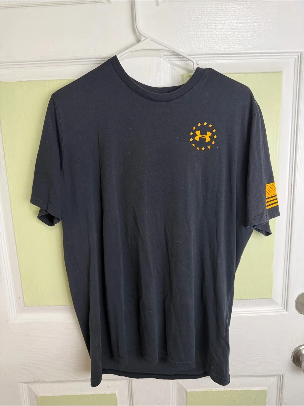 (2358) Under Armour Men’s Black Short Sleeve Tee /Yellow Logo and Sleeve Flag